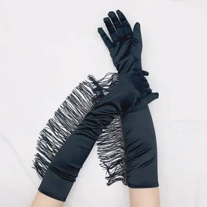 Nahaufnahme von schwarzen Satin-Opernhandschuhen mit Fransen für Vintage-Party-Stil.