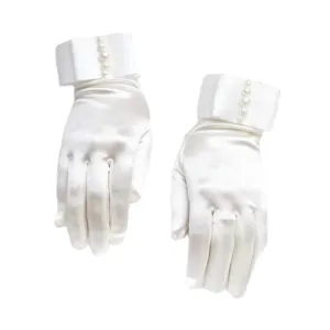 Guanti da sposa in raso bianco con eleganti polsini di perle per matrimoni ed eventi.