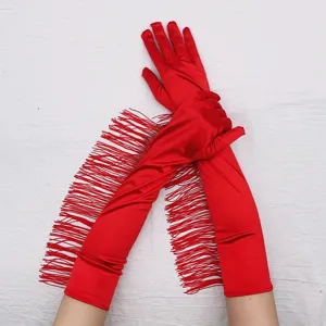 Rote Satin Fransen lange Handschuhe Detailaufnahme, perfekt für 1920er Jahre Vintage Partys.