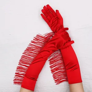 Rote Satin Fransen Handschuhe Detail Ansicht zeigt Textur und elegantes Quasten Design nah.
