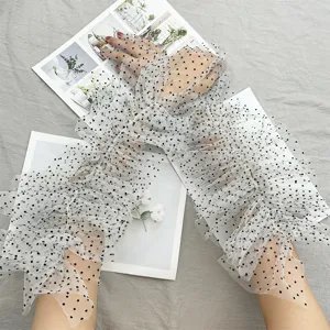 Lunghi guanti da sposa trasparenti in tulle a pois neri e volant per matrimoni vintage.