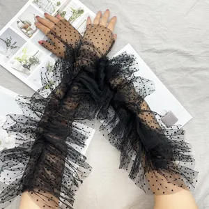 Guanti lunghi trasparenti neri in tulle a pois con volant, stile vintage da sposa.