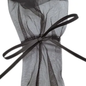 Gros-plan sur la manche en tulle noir avec nœud élégant, idéale pour une soirée rétro.