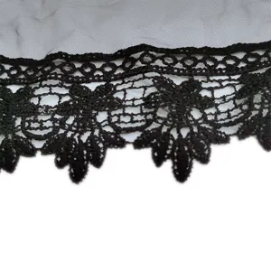 Garniture en dentelle noire sur tissu en maille transparente pour accessoire de costume.