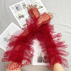 Guanti lunghi in tulle trasparente rosso con pois neri e dettagli di volant raffinati
