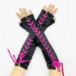 Détail en gros plan de longs gants noirs sans doigts avec un design de laçage ruban rose.