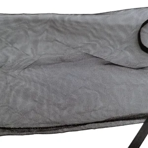 Gros plan détail du tissu maille noir de gant manche, accessoire de costume élégant party.