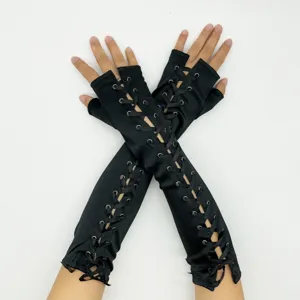 Gants longs noirs sans doigts avec laçage en ruban et œillets métalliques style gothique cosplay.