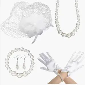 Details du set vintage des annees 1920 de colliers de perles, chapeau mesh et gants en satin.
