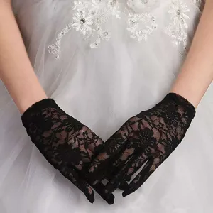 Gants en dentelle noire vue détaillée, motif floral délicat pour mariage élégant.