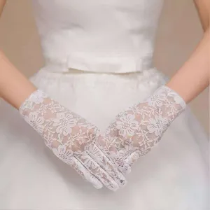 Vue détaillée de gants de mariée en dentelle blanche avec motifs floraux et doigts longs.