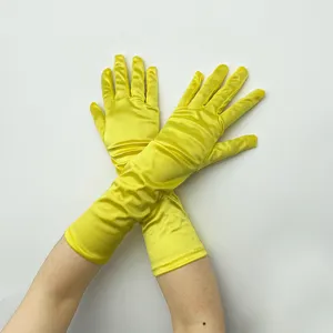 Detailaufnahme langer, leuchtend gelber Satinhandschuhe aus elastischem Spandex für elegante Anlässe.
