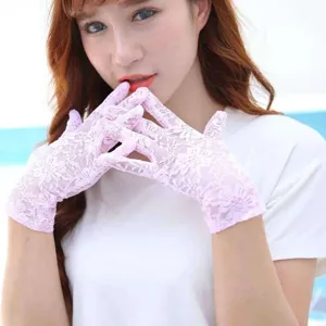 Gros plan détaillé de gants de protection solaire en dentelle florale rose, design complet.