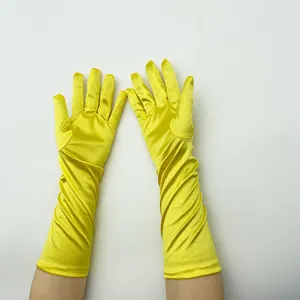 Detailansicht langer gelber Satinhandschuhe, glattes Stretch-Spandex-Gewebe, eleganter Stil.