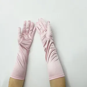 Nahaufnahme langer rosafarbener Satinhandschuhe mit glatter Textur und elastischem Stoff.