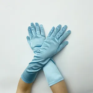 Detailansicht langer hellblauer Satinhandschuhe mit glatter Stofftextur und eleganter Passform.