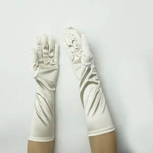 Detailaufnahme von langen Satin-Sonnenschutzhandschuhen für Damen mit elastischem Glanzstoff.