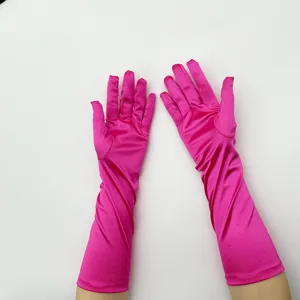 Detailaufnahme langer Satin-Handschuhe, leuchtend rosa Spandex, eleganter Handschuh.