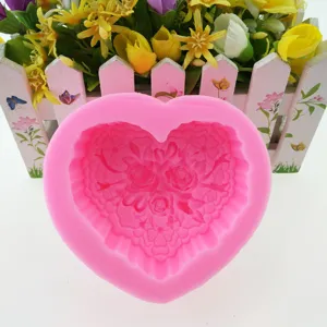 Rosa herzförmige Silikonform mit Rosenblüten-Prägung für Backen, Schokolade und Seife.