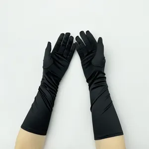 Nahaufnahme Detail von langen schwarzen Satinhandschuhen, elastischer Spandex Stoff für Damen.