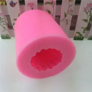 Cilindrische roze siliconen mal detail, flexibele doe-het-zelf handwerktool voor geurkaarsen, zeep en gebak.