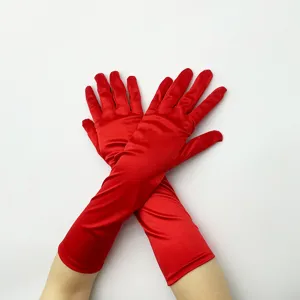 Detailansicht langer roter Satinhandschuhe für Damen, elegante Sonnenschutzhandschuhe.