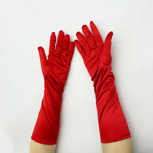 Rote lange Satinhandschuhe Detailansicht, elegantes Spandexmaterial für Abendparty oder Sonnenschutz.