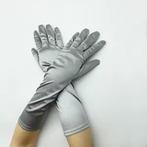 Detailansicht langer silberner Satinhandschuhe, glatter Stoff und elastische Passform.