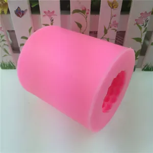 Roze cilindrische siliconen mal voor kaarsen zeep en taarten bakken met getextureerd ontwerp.