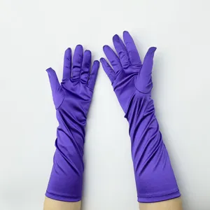 Detailansicht langer violetter Satinhandschuhe, glatte Stretch-Stoffoberfläche und feine Nähte.