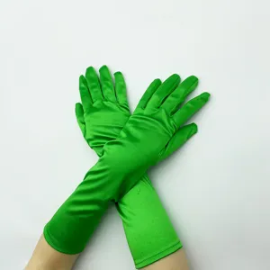 Detailaufnahme von leuchtend grünen langen Satinhandschuhen, elegant für Sommer und Anlässe.
