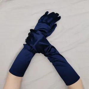 Nahaufnahme langer dunkelblauer Satinhandschuhe, glatte Stofftextur und elegante Armpräsentation.