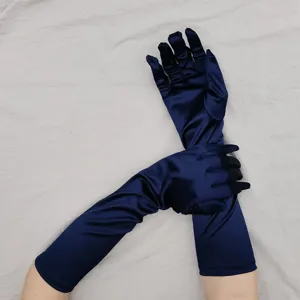 Nahaufnahme von dunkelblauen langen Stretch-Satin-Handschuhen für Damen, elegant.