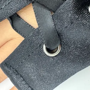 Vue en gros plan détaillée d'une sangle en tissu noir avec un œillet en métal.