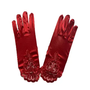 Rote Satin-Spitzenhandschuhe Detailansicht, elegantes Braut-Fotoaccessoire, elastisch & schick.