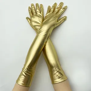 Vue détaillée de longs gants d'opéra dorés métalliques, accessoires en cuir vernis brillant.