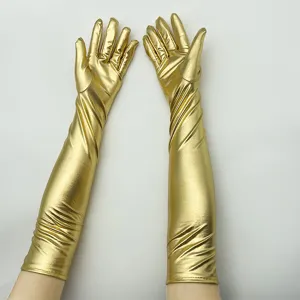 Gros plan détaillé de longs gants dorés métalliques brillants, surface lisse pour spectacle.
