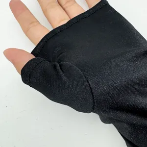 Gros plan detaille de la manchette noire sans doigts avec tissu elastique.