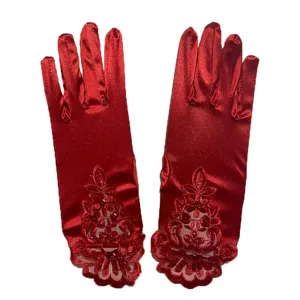 Detailaufnahme roter Satin-Spitzenhandschuhe fur Hochzeitsfotografie und chinesische Kostume.