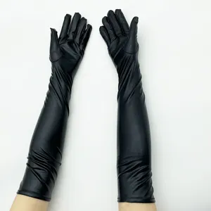 Longs gants en cuir synthétique noir pour soirée, spectacle sur scène et déguisement.