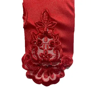 Rote Satin Brauthandschuhe mit exquisiter Spitzenstickerei und Perlen für die Hochzeit.