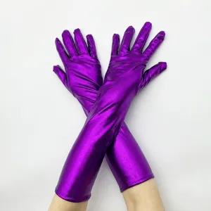 Nahaufnahme von langen lila Lackleder-Handschuhen mit glänzender elastischer Stoffoberfläche.