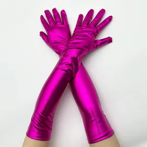 Détail de longs gants métalliques rose vif avec finition brillante pour spectacles et soirées