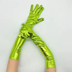 Gros plan détail de gants d'opéra longs métalliques verts brillants pour spectacle.