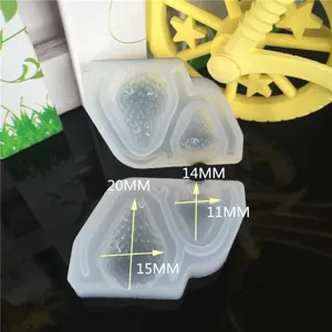 Moule en silicone fraise 3D pour resine UV bricolage, variante transparente de modele.