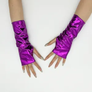 Detailaufnahme von lila lackierten, metallischen fingerlosen Handschuhen für Cosplay.