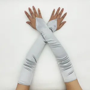Gedetailleerd uitzicht van lange satijnen vingerloze handschoenen met elegante vingerlus.