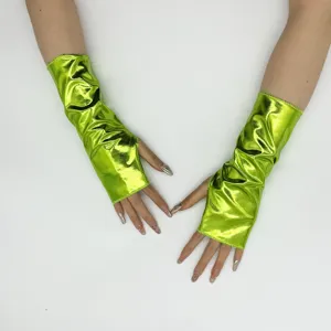 Nahaufnahme von hellgrünen, metallischen fingerlosen Handschuhen, glänzendes Lackleder-Detail.