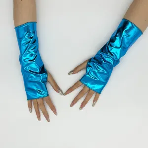 Detailansicht glänzender blauer fingerloser Handschuhe mit metallischem Cosplay-Finish.
