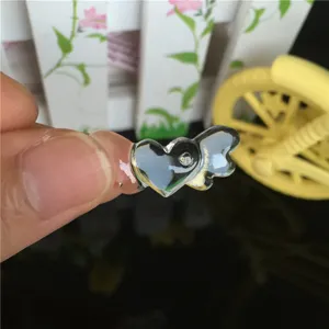Detailopname van heldere hartvleugels UV-hars DIY-ambachtaccessoire voor handgemaakte sieraden.